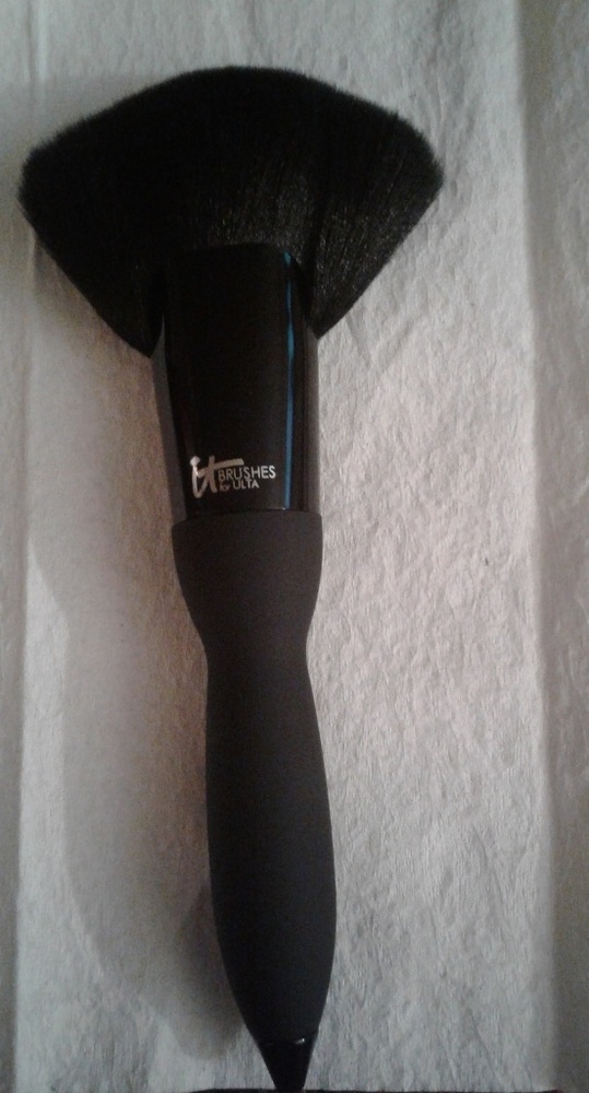 BRAND NEW IT COSMETICS FAN BRUSH